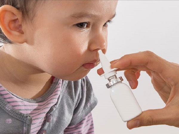 Cảnh báo của bác sĩ về thói quen xấu nhiều cha mẹ Việt làm cho con khi trời hanh khô