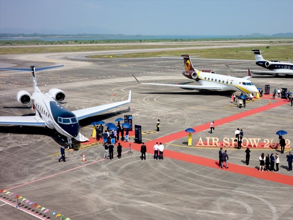 Chiêm ngưỡng hai dòng máy bay đẳng cấp tại Airshow 2022 Vân Đồn