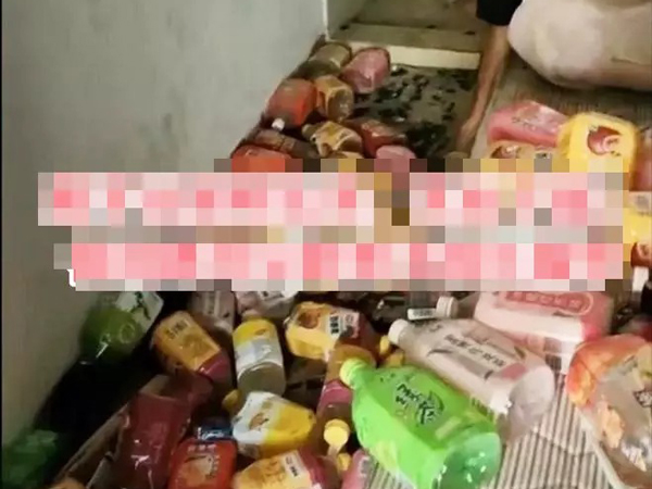 Đến thu tiền khách trọ, chủ nhà giật mình thấy cảnh bên trong quá hãi hùng