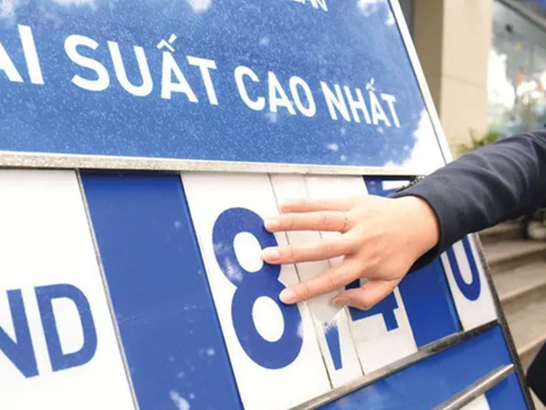 Cảnh báo rủi ro việc ngân hàng thu hút tiền gửi bằng lãi suất