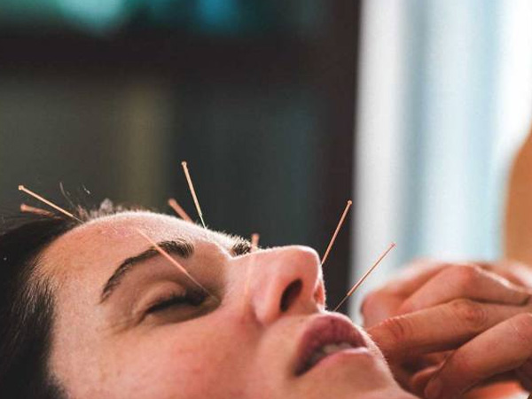 Cô gái bỗng dưng liệt mặt, méo miệng vì thói quen nhiều người mắc