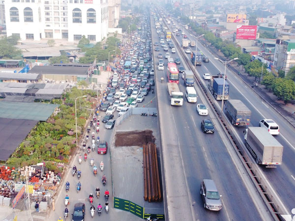 Quây lô cốt chiếm nửa đường Nguyễn Xiển, ùn tắc kéo dài gần 1km