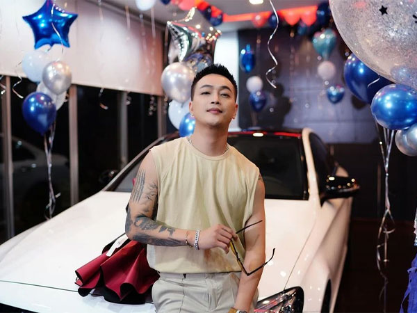 Ca sĩ TiTi (HKT) lên tiếng về hình ảnh ngồi ôm tiền ở sòng bạc: 'Bạn đi vệ sinh nên mình ngồi giữ tiền hộ'