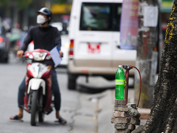 Quán trà đá, tiệm hoa tươi ở Hà Nội tranh thủ bán xăng