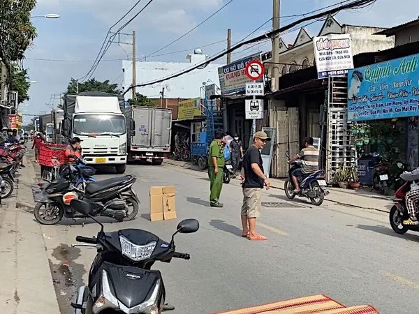 Va chạm với xe máy, nam sinh viên chết dưới bánh ôtô tải