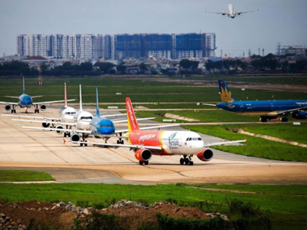 Giá vé máy bay Tết cao ngất ngưởng: Người chấp nhận ngồi xe khách hàng nghìn cây số, người bày chiêu 'bay vòng Thái Lan về Hà Nội rẻ hơn'