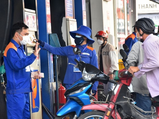Điều chỉnh tăng chi phí đưa xăng dầu từ nước ngoài về Việt Nam