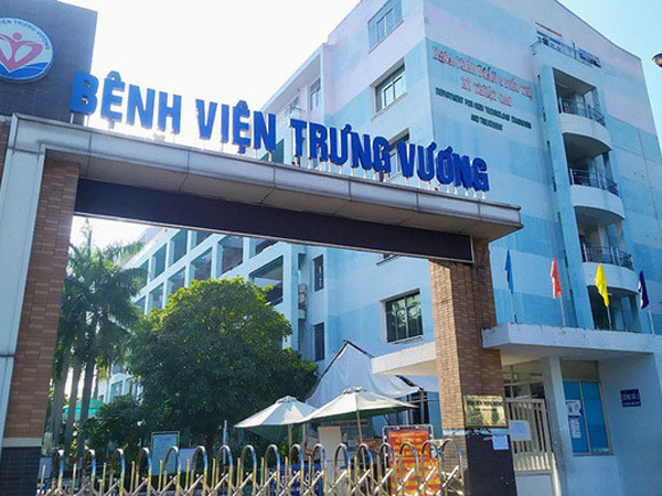 Bác sĩ TP.HCM: 'Nhân viên y tế không chết nhưng người bệnh lãnh đủ'