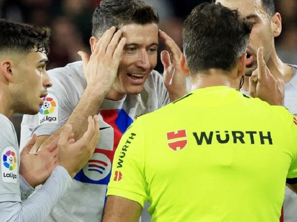 Lewandowski nhận thẻ đỏ, Barca ngược dòng thắng Osasuna