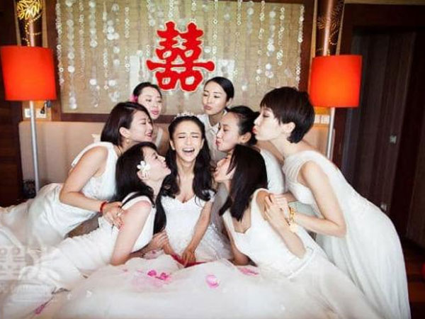 Từng bị coi thường vì không có tên tuổi, dàn phù dâu của Đồng Lệ Á giờ đã nổi tiếng đến mức 'khó với tới'