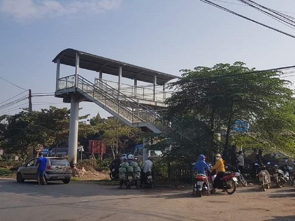 Băng qua đường sắt có rào chắn, đôi vợ chồng bị tàu hỏa tông thương vong