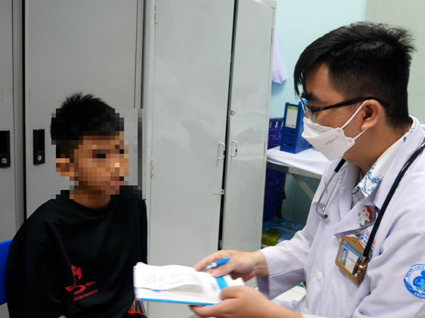 Trẻ xem điện thoại nhiều, phụ huynh giật mình vì con mắc hội chứng TIC