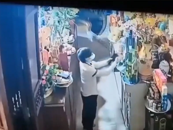 Ngán ngẩm với hành động của nam thanh niên khi vào lễ chùa