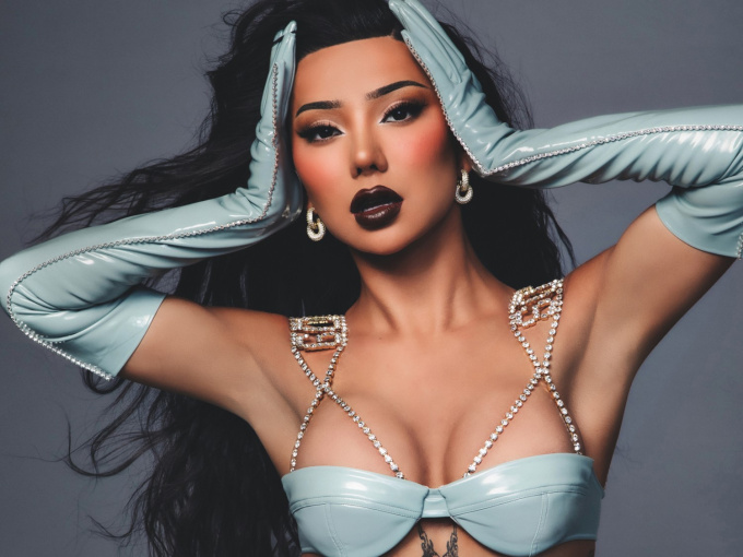 Người mẫu gốc Việt bị bắt vì khỏa thân gây rối ở khách sạn, tấn công cảnh sát