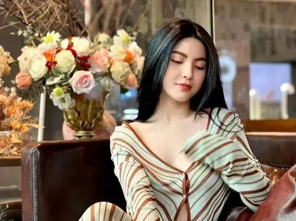 Bạn gái lộ mặt kém xinh, nghi sống chung phòng Quang Hải tại Pháp