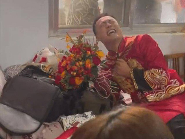 Hí hửng vào đón dâu, chú rể 'sợ mất mật', bỏ chạy khi kéo khăn trùm đầu của cô dâu