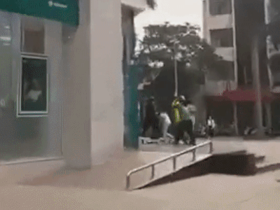 Clip: Nghi ôm tiền tỷ theo trai, cô gái bị 2 nam thanh niên đánh đấm túi bụi