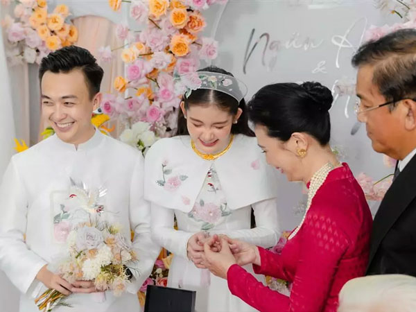 Lê Âu Ngân Anh xả hết ảnh đám hỏi, 2 chi tiết gây cười