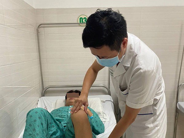 Sốt cao 4 ngày, nam sinh Hà Nội tràn dịch màng phổi do sốt xuất huyết, BS chỉ dấu hiệu cần đến viện ngay