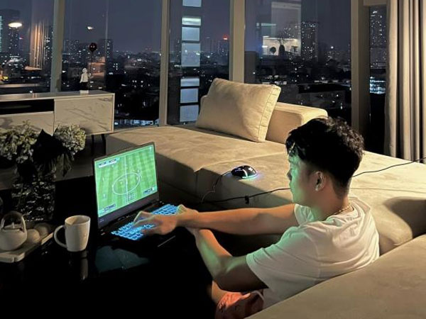 Ngồi chơi game, trung vệ Thành Chung lộ cơ ngơi 'sang xịn mịn'