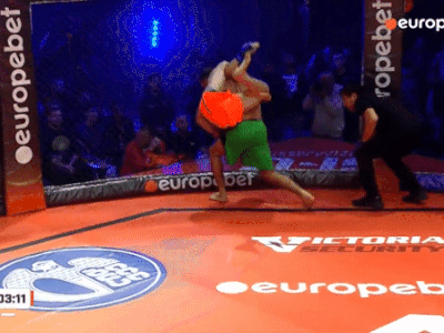 Rơi vào thế khó, võ sĩ Georgia vẫn giành chiến thắng knock-out bằng chiêu cực độc