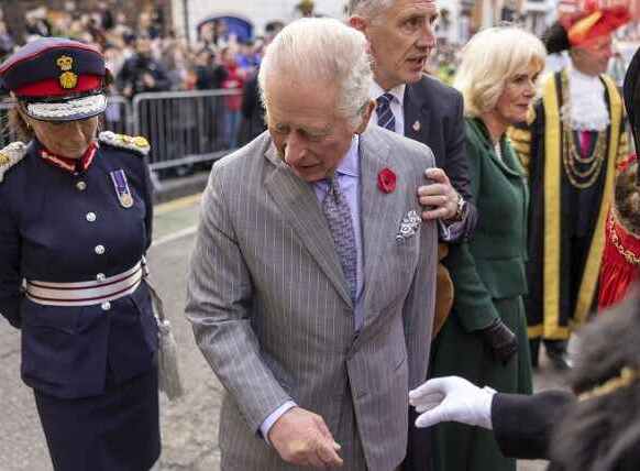 Vua Charles III và Vương hậu Camilla bị ném trứng giữa đường