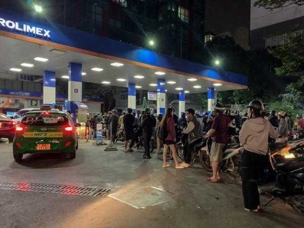Người dân Hà Nội xếp hàng dài lúc nửa đêm để đổ xăng