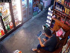 Phản ứng đầy thú vị của chú chuột khi nhìn thấy người đàn ông đang chơi game