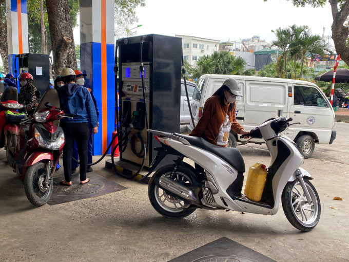 Mua can xăng tích trữ, khác nào ‘ôm bom về nhà’