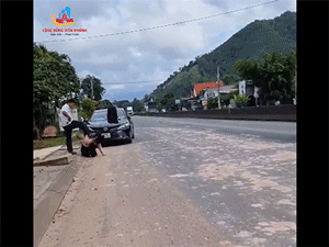 Người đàn ông đạp vào đầu phụ nữ giữa đường đông người, gây phẫn nộ
