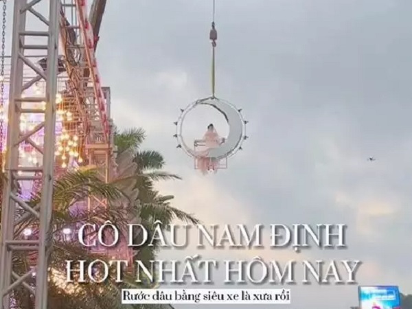 Đám cưới 1-0-2: Cô dâu được cần cẩu nâng lên đưa vào lễ đường