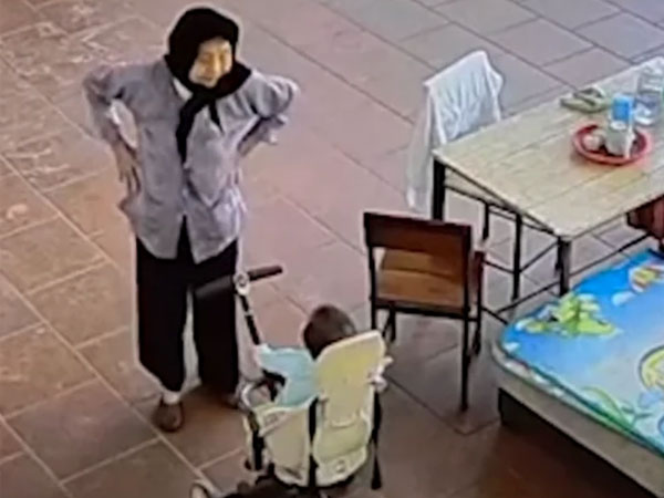 Clip khoảnh khắc cụ bà múa hát bài thiếu nhi cùng các cháu cực dễ thương: 'Ồ sao bé không lắc'