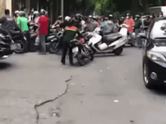 Clip: Nam shipper chen lấn đổ xăng, khi bị nhắc nhở còn chửi thề liền bị đấm 'không trượt phát nào'