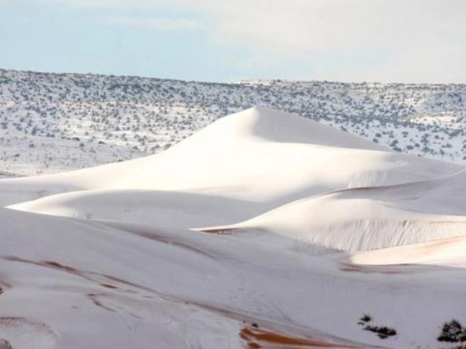 Kinh ngạc sa mạc Sahara chìm dưới lớp tuyết dày 1 m