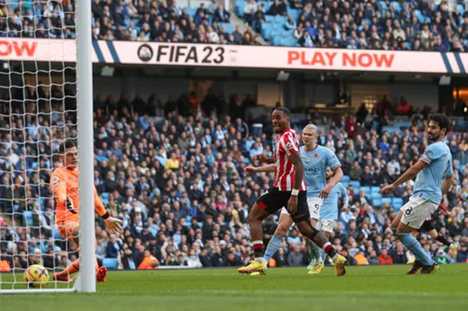 Haaland 'tắt điện' toàn tập, Man City thua đau ở phút 90+8
