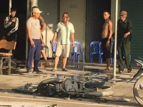 Va chạm xe ôtô trên đường đến trường, 2 anh em ruột thương vong