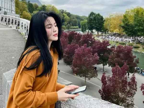 Cô bồ hơn tuổi sang chảnh ở Pháp, tiết lộ xưng hô với Quang Hải