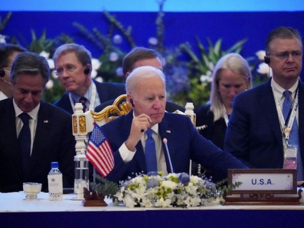 Tổng thống Mỹ Biden lắng nghe bài phát biểu của Ngoại trưởng Nga Lavrov