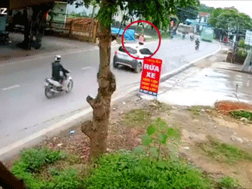 Pha sang đường 'bất ổn' và cú phanh xe khiến đoàn người gặp tai nạn