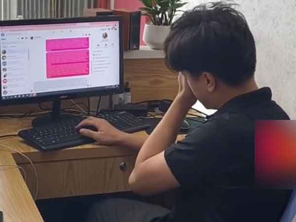 Sếp xuống phòng giao việc cho nhân viên, 'quặn lòng' khi nhìn thấy cảnh 'tin nhắn dài sọc'