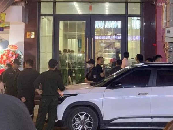 Clip: Cảnh sát bao vây, khám xét nhà 'trùm' giang hồ cộm cán ở Thanh Hóa