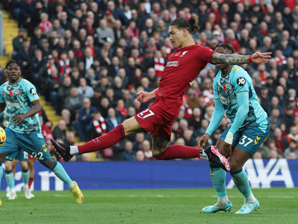 Nunez lập cú đúp, Liverpool áp sát MU