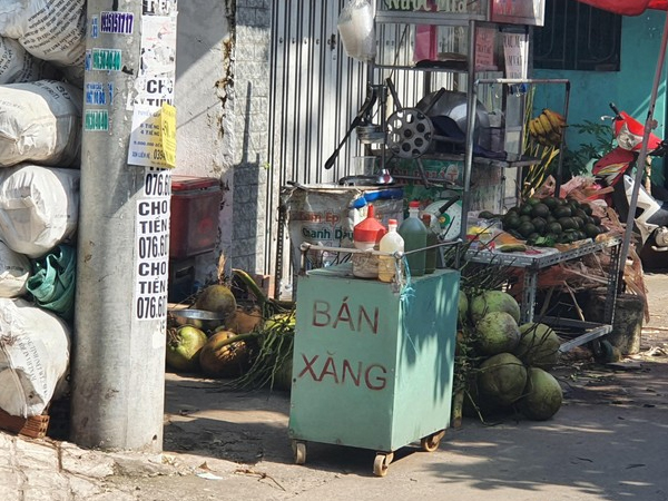 Cây xăng tự phát mọc khắp nơi, trang bị cả... trụ bơm điện tử