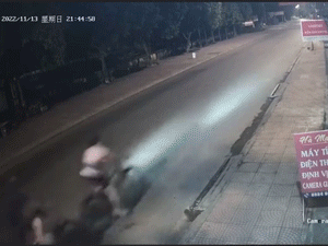 Clip: Người đàn ông bị xe con tông bay lên không khi đạp xe thể dục cùng vợ