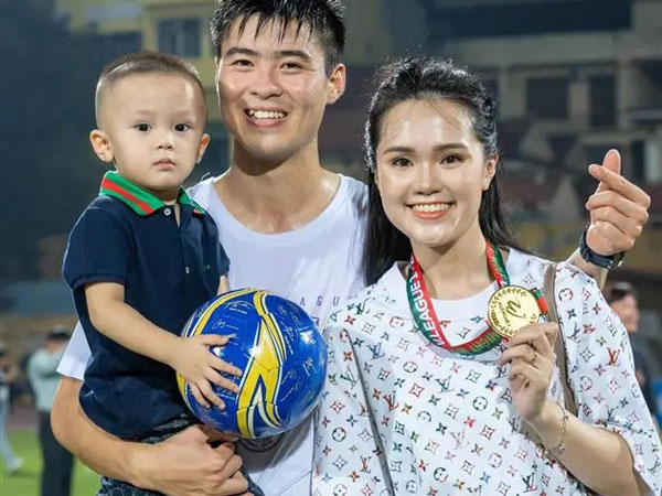 Đỗ Duy Mạnh khoe ảnh cả nhà, bất ngờ nhan sắc bà xã Quỳnh Anh