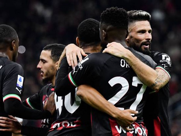 Hạ Fiorentina, Milan leo lên nhì bảng Serie A