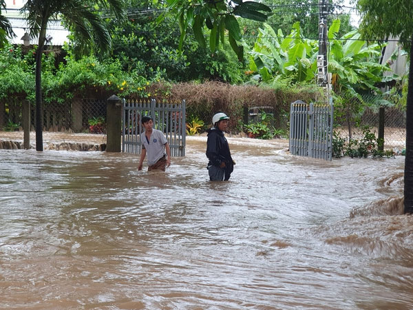 Tưởng mưa rào, ai ngờ sạt lở, nước ngập kinh hoàng ở Phú Yên