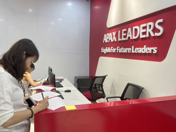 Phụ huynh kéo đến trung tâm tiếng Anh đòi lại hơn 1,5 tỷ đồng học phí