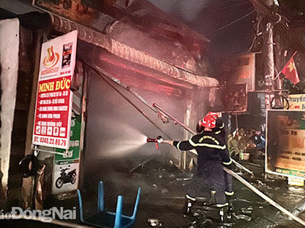 Lửa bao trùm tiệm sửa xe trong đêm, nhiều tài sản bị thiêu rụi