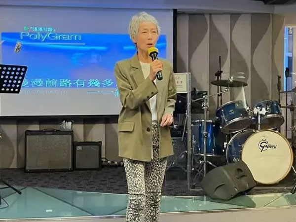 Mỹ nhân Hong Kong tóc bạc trắng, già dặn hơn nhiều tuổi 59